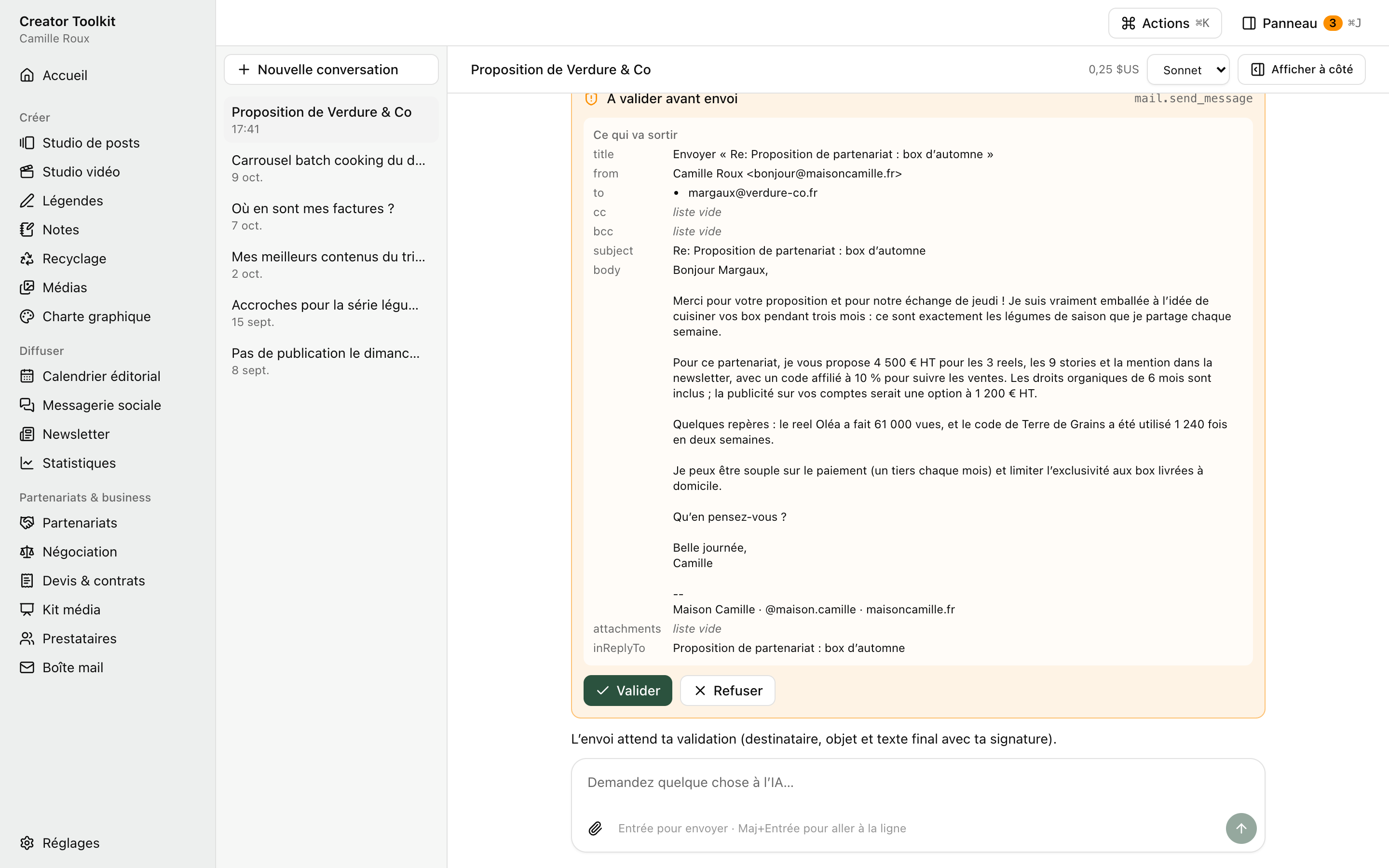 Une demande de validation dans le fil du chat, avec l'aperçu de la publication et les boutons Valider et Refuser.